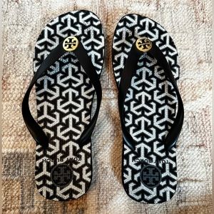 tory burch rubber printed flip flops